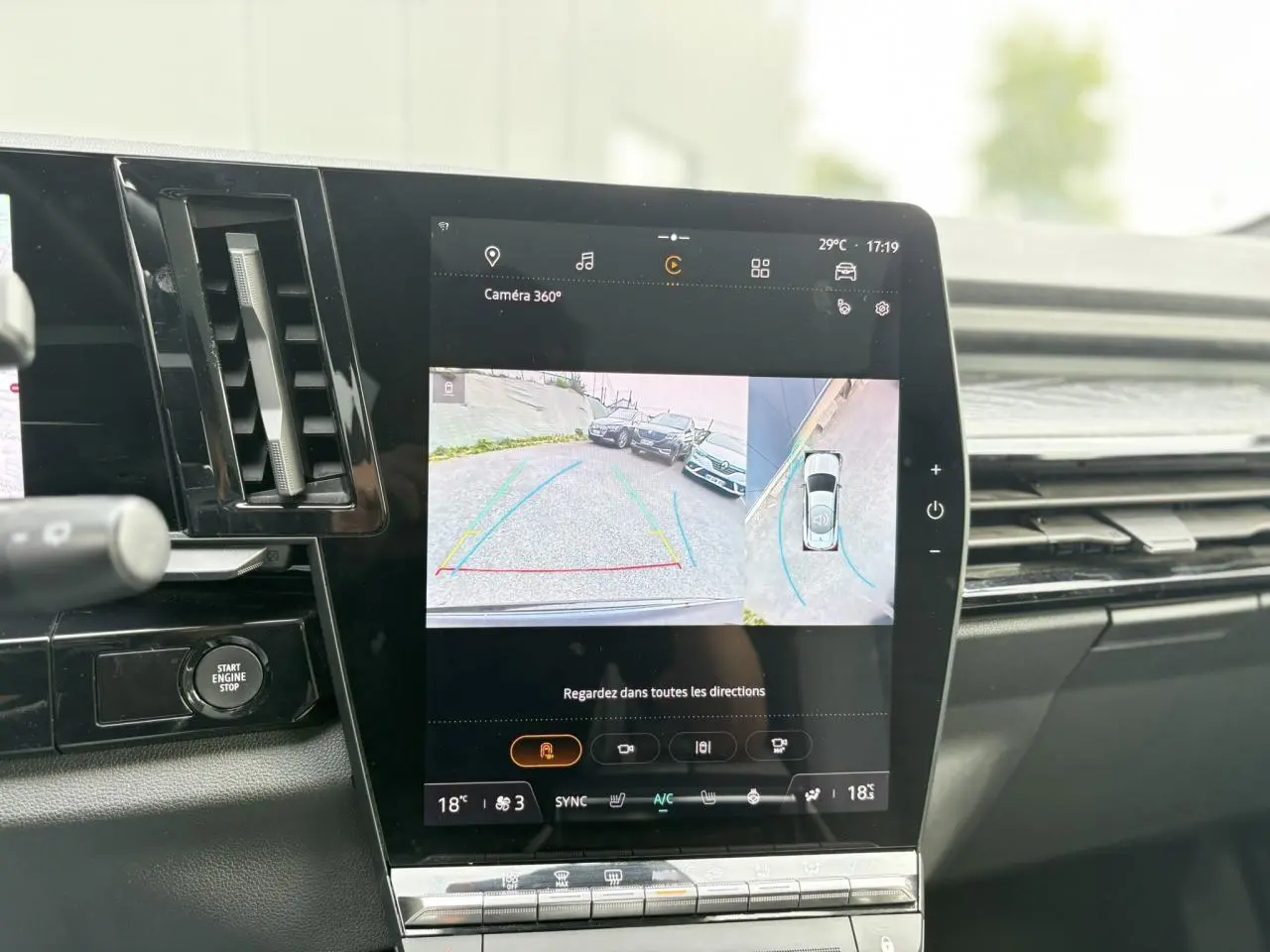 Écran tactile central montrant la caméra 360° dans l’habitacle moderne du Renault Espace VI bleu nuit.