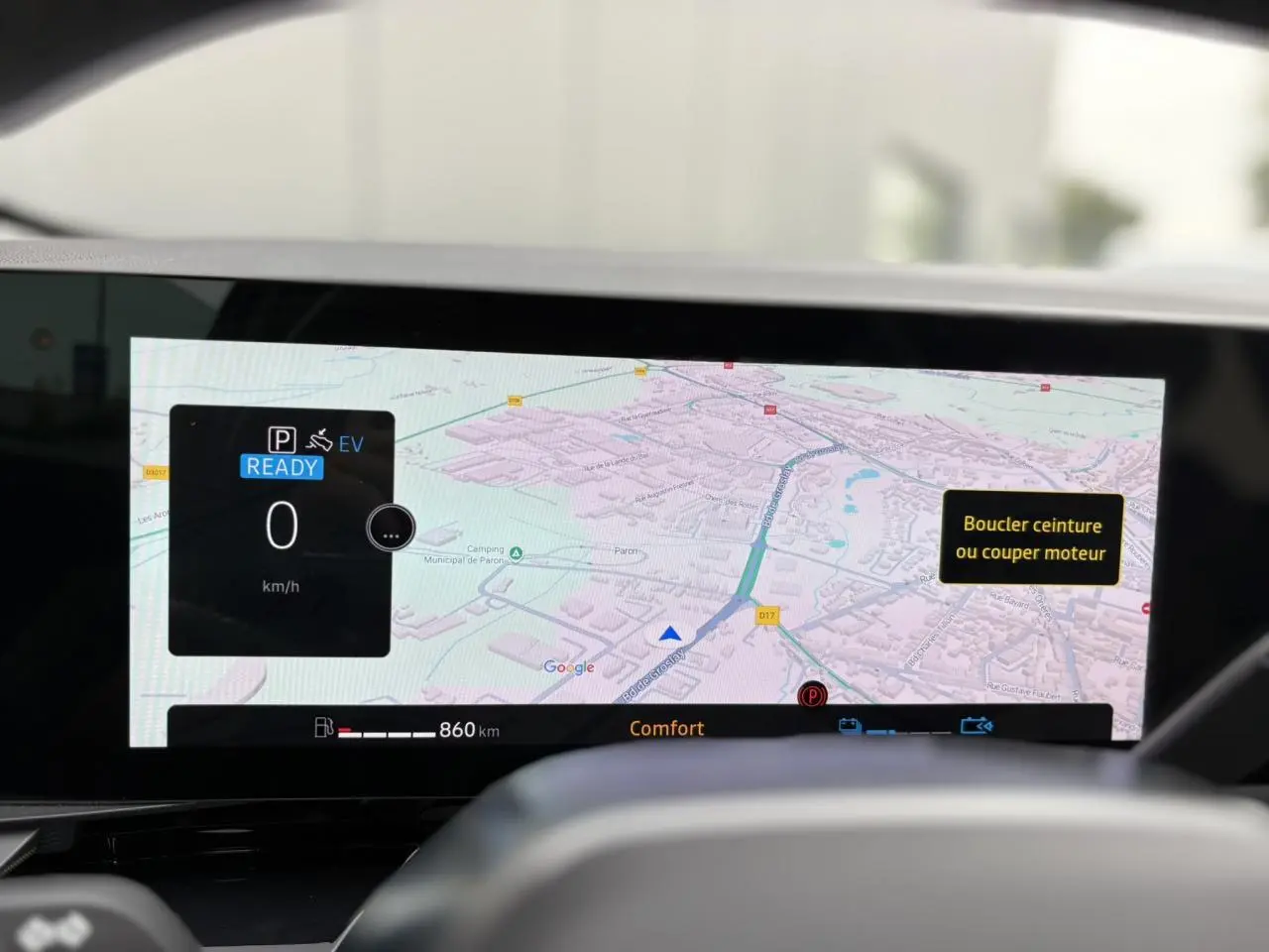 Tableau de bord numérique du Renault Espace VI hybride, affichant navigation Google Maps et alertes de sécurité.
