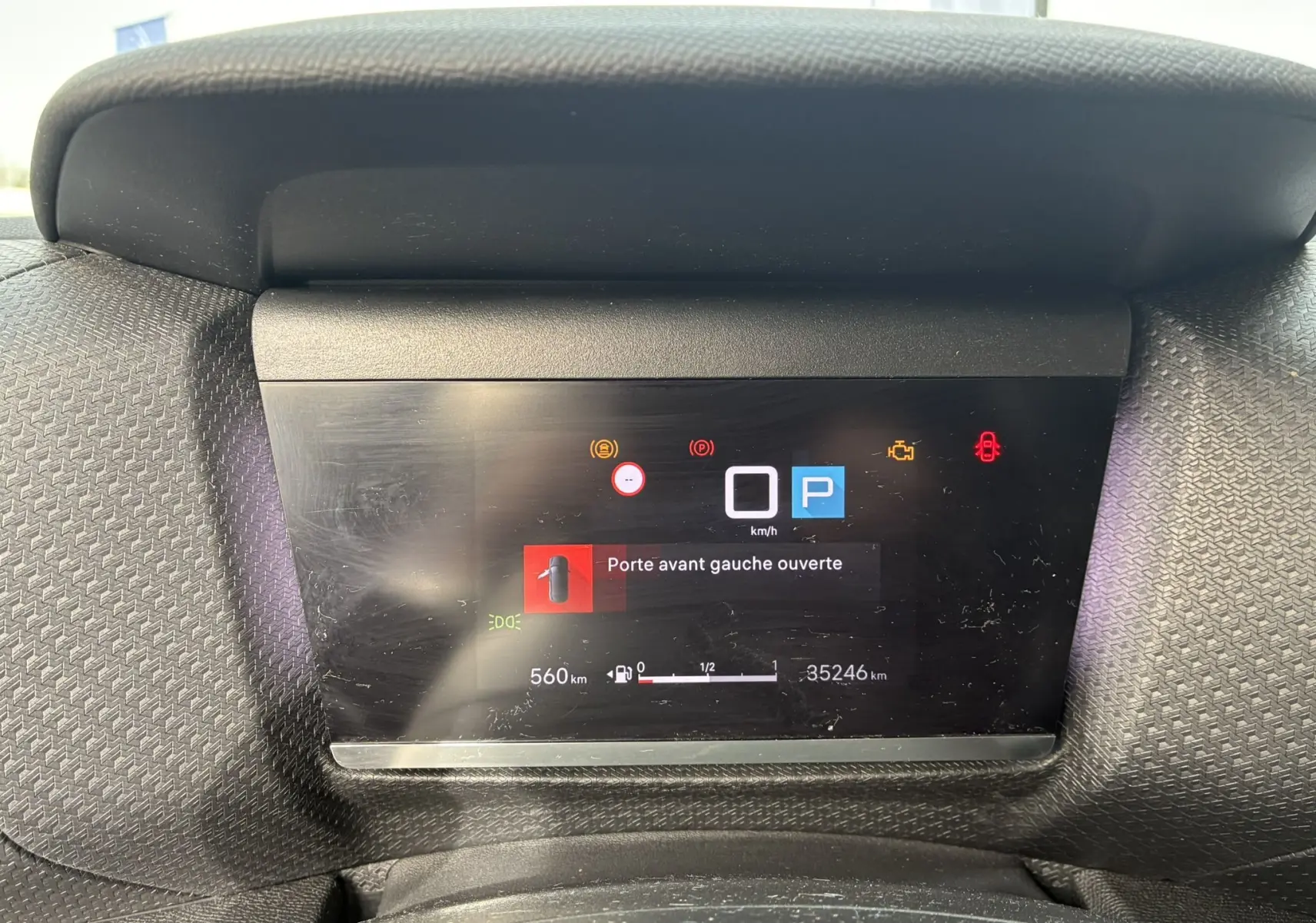 Affichage numérique du tableau de bord de la Citroën C4 X 1.5 BlueHDi 130, indiquant porte avant gauche ouverte.