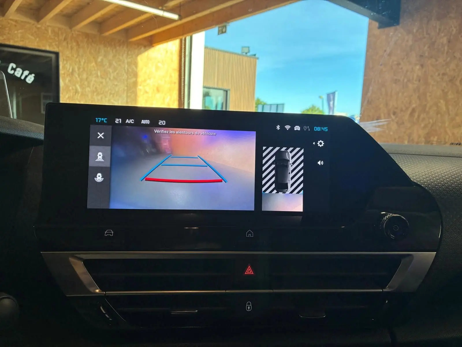 Écran central de la Citroën C4 X gris 2024 affichant la caméra de recul avec guidage et vue 360° intérieure.