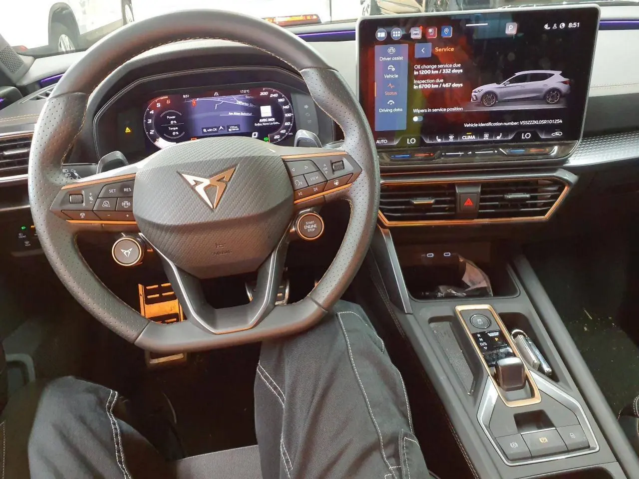 Vue intérieure centrée sur le volant cuir perforé CUPRA et l'écran tactile digital du tableau de bord.