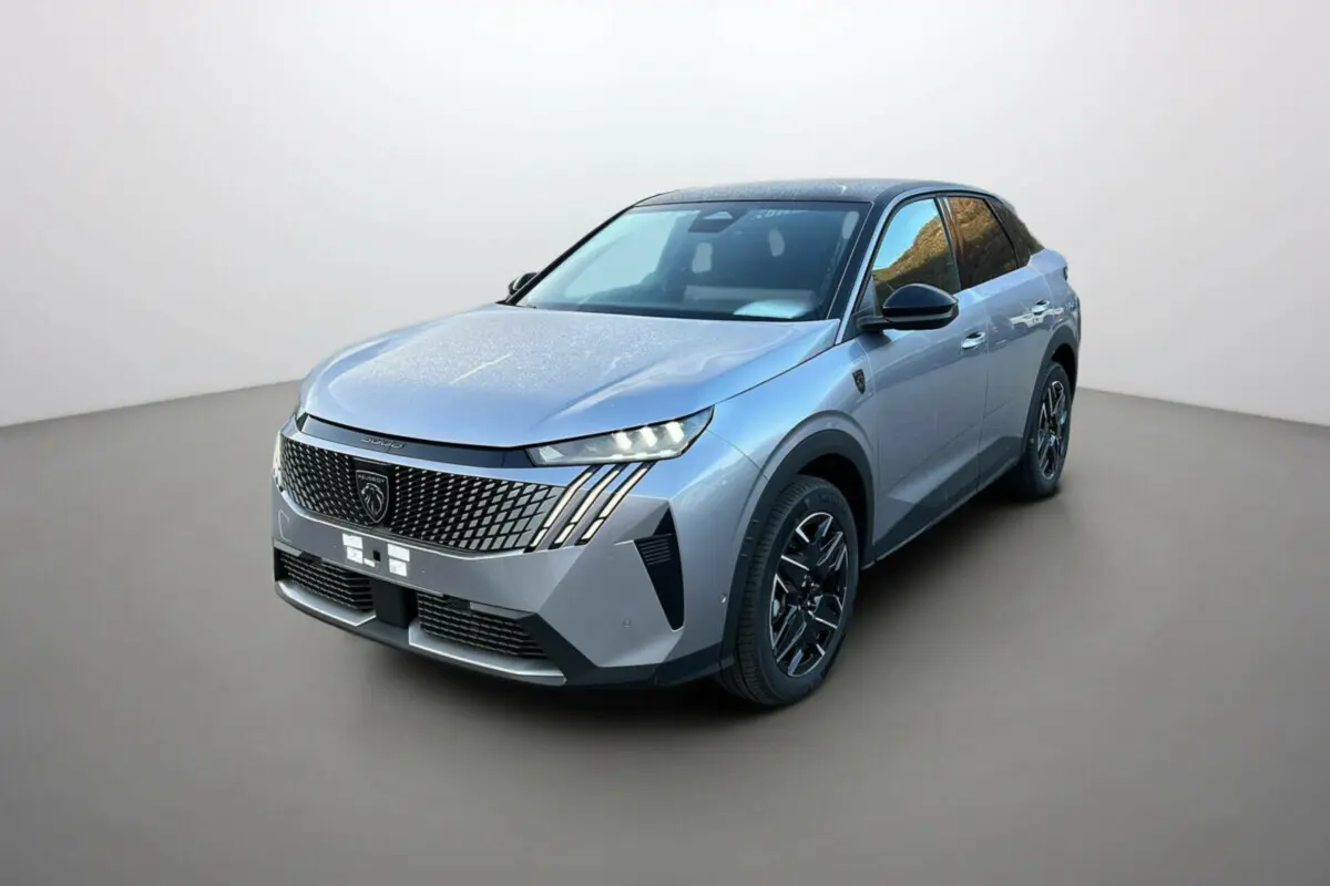 Peugeot 3008 Hybrid gris artense toit noir en 3/4 avant avec jantes alu noires et calandre distinctive.