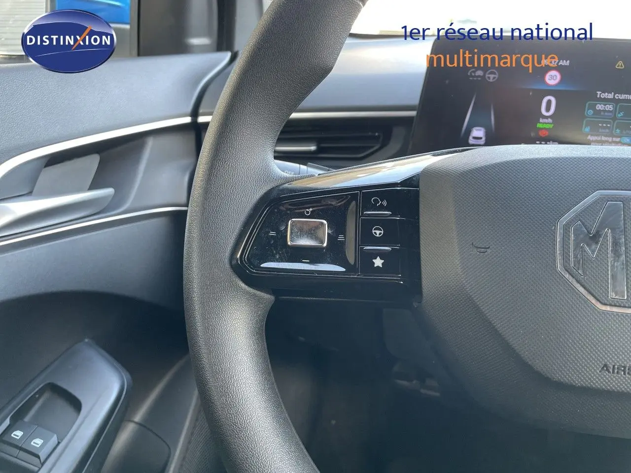 Vue rapprochée du volant noir de la MG3 2024 bleu como, avec commandes intégrées et tableau de bord numérique visible.