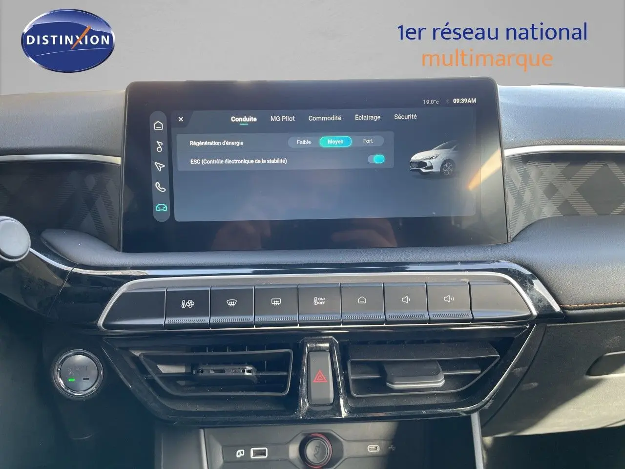 Vue rapprochée du tableau de bord et écran tactile du MG3 1.5L Hybrid+ 195ch Comfort 2024 en intérieur noir.