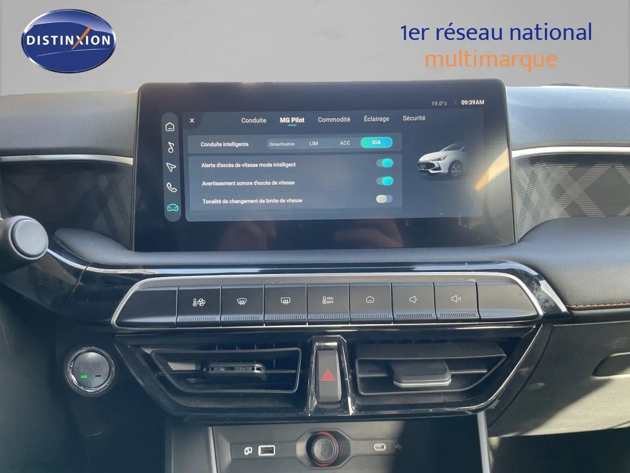 Vue rapprochée de la console centrale du MG3 2024 bleu como, avec écran tactile et commandes climatisation intégrées.