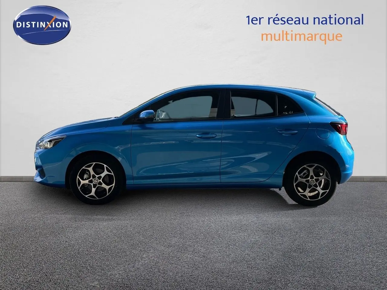 Vue latérale droite de la MG3 1.5L Hybrid+ 195ch Comfort bleu como, avec jantes alliage et carrosserie lisse.