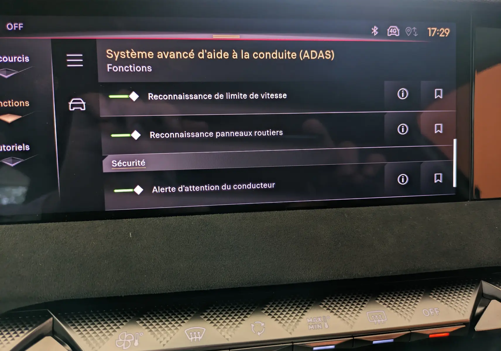 Écran tactile du système d'aide à la conduite DS4 2024 affichant les fonctions ADAS avec commandes climatisation en dessous.