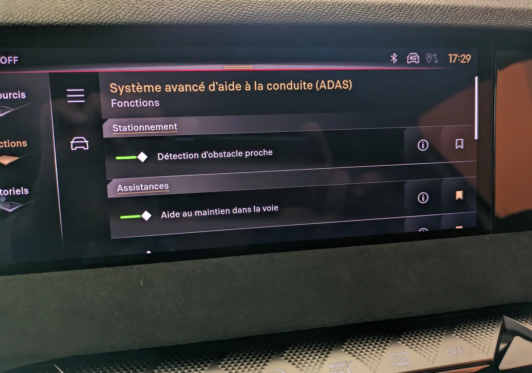 Écran tactile intérieur du DS4 2024 affichant les fonctions avancées d’aide à la conduite, avec tableau de bord en tissu Alcantara noir.