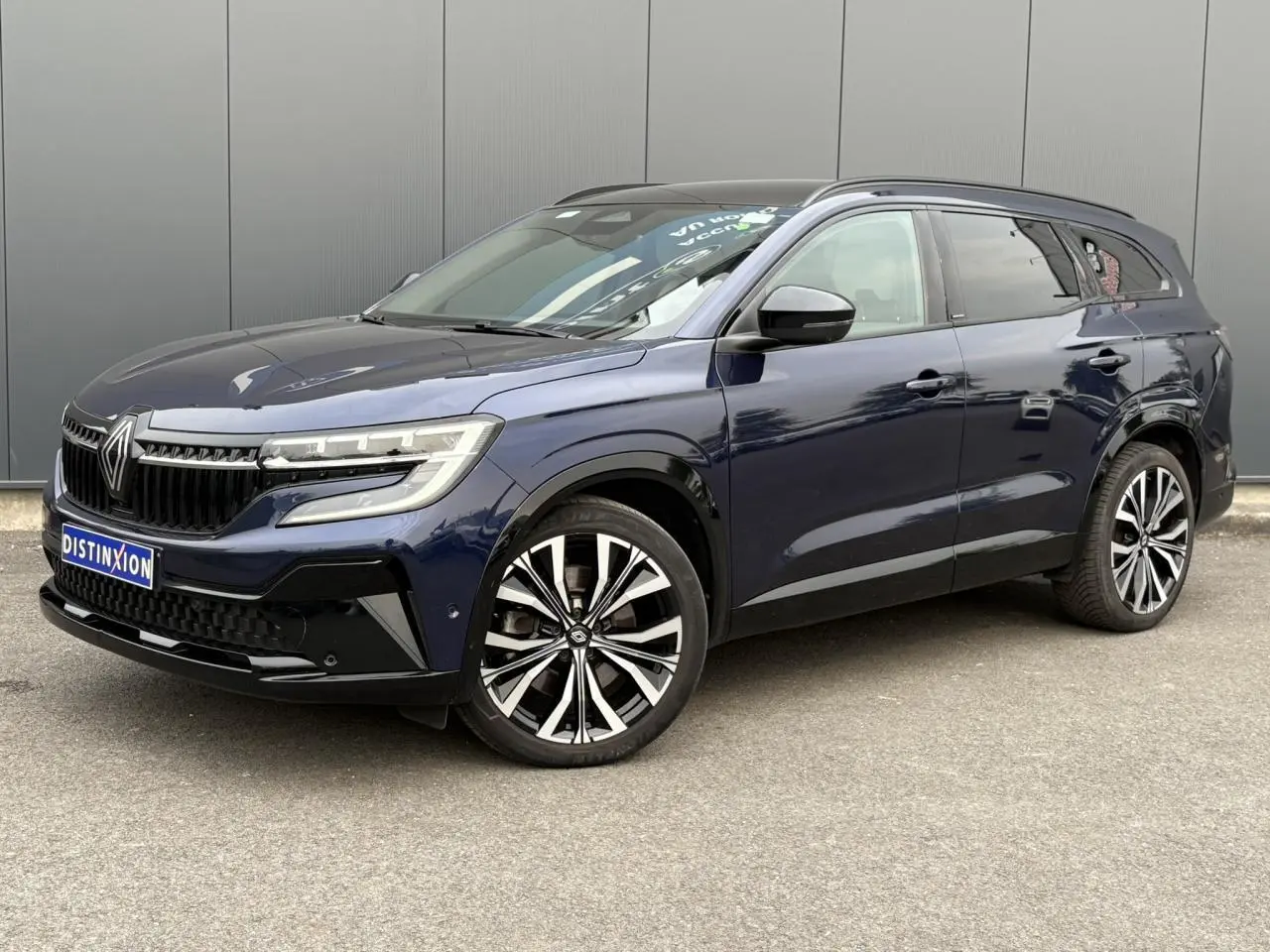 Renault Espace E-Tech hybride bleu nuit en 3/4 avant droit avec jantes diamantées et toit panoramique noir