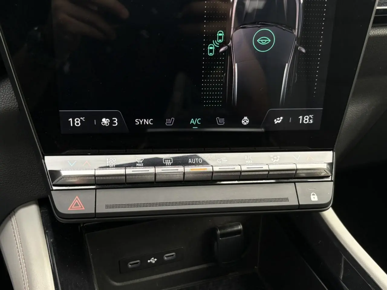Détail de la console centrale du Renault Espace 2023 avec commandes climatisation et écran tactile affichant la caméra 360°