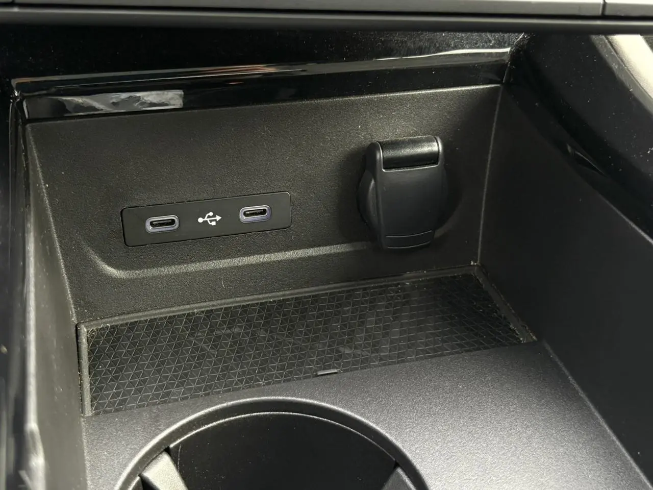 Gros plan sur la console centrale du Renault Espace E-Tech 2023 montrant les ports USB-C et prise 12V noire.