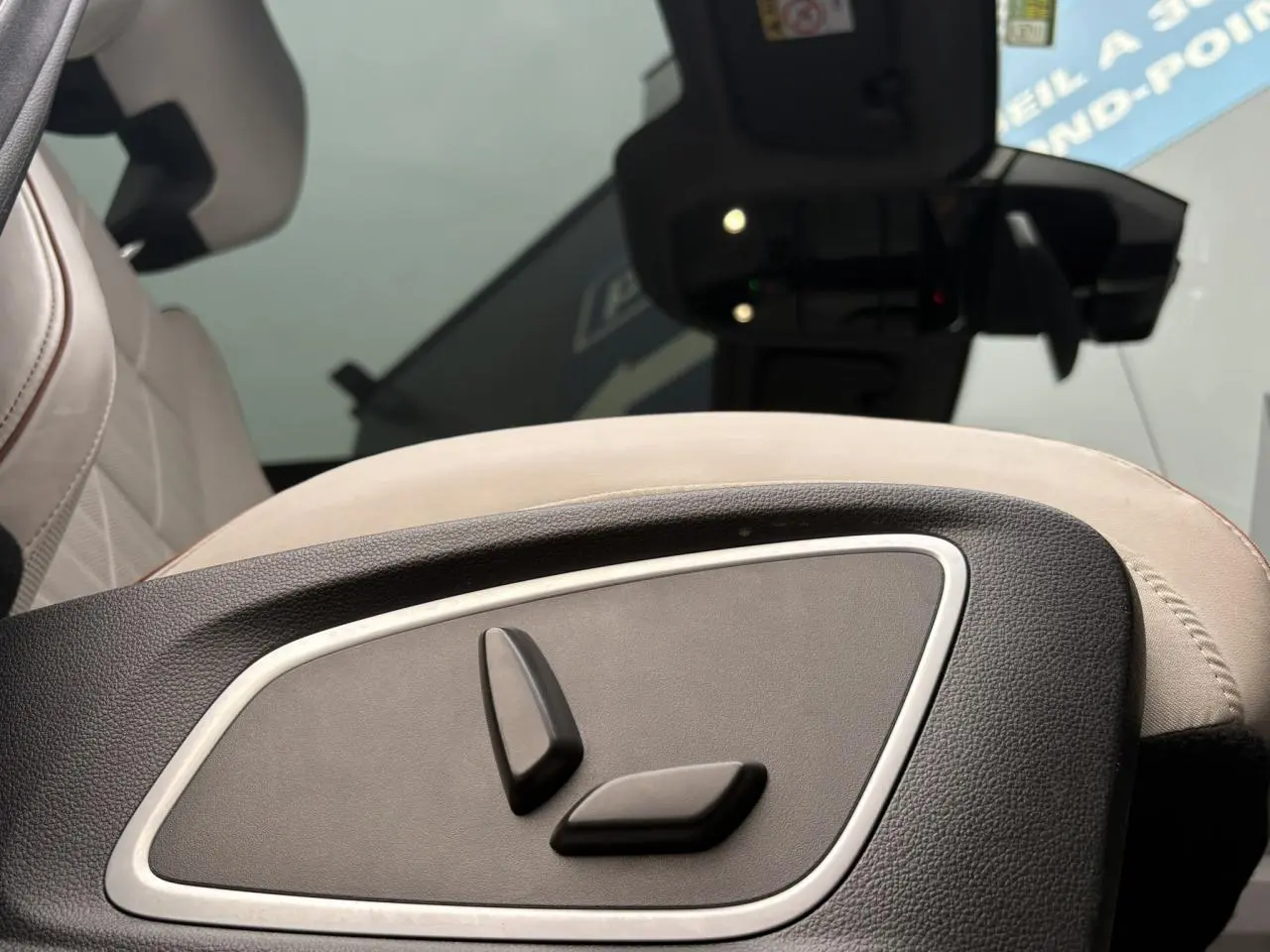Détail des commandes de réglage électrique sur la portière côté gauche de la Renault Espace Bleu Nuit 2023.