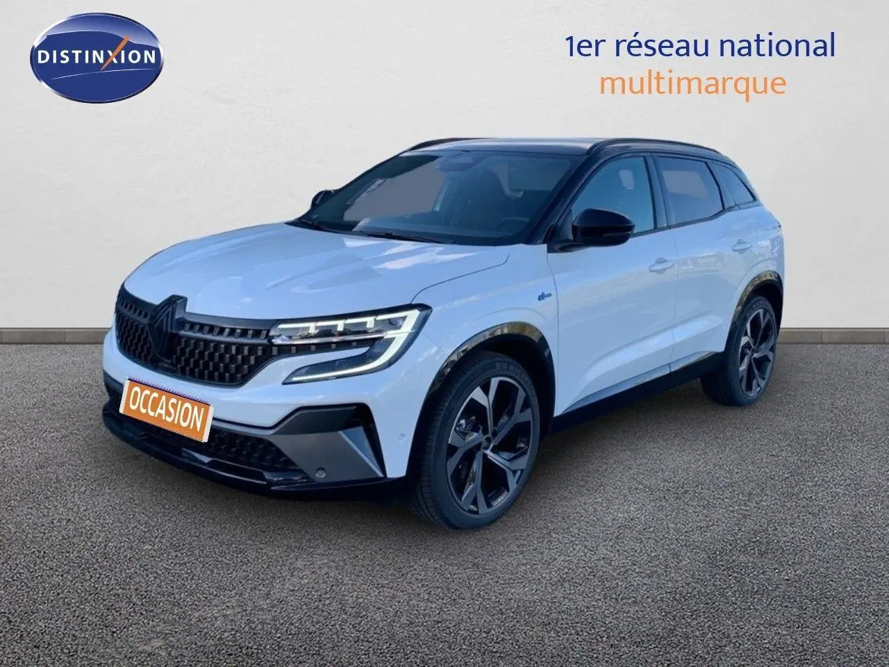 Renault Austral 2024 blanc métal avec toit noir, vue 3/4 avant droit mettant en valeur ses phares LED distinctifs.