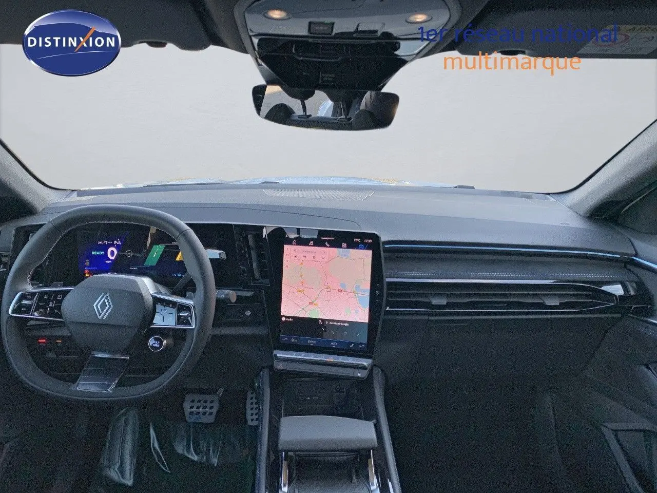 Intérieur du Renault Austral 2024, vue frontale du tableau de bord avec écran tactile central et volant multifonction noir.