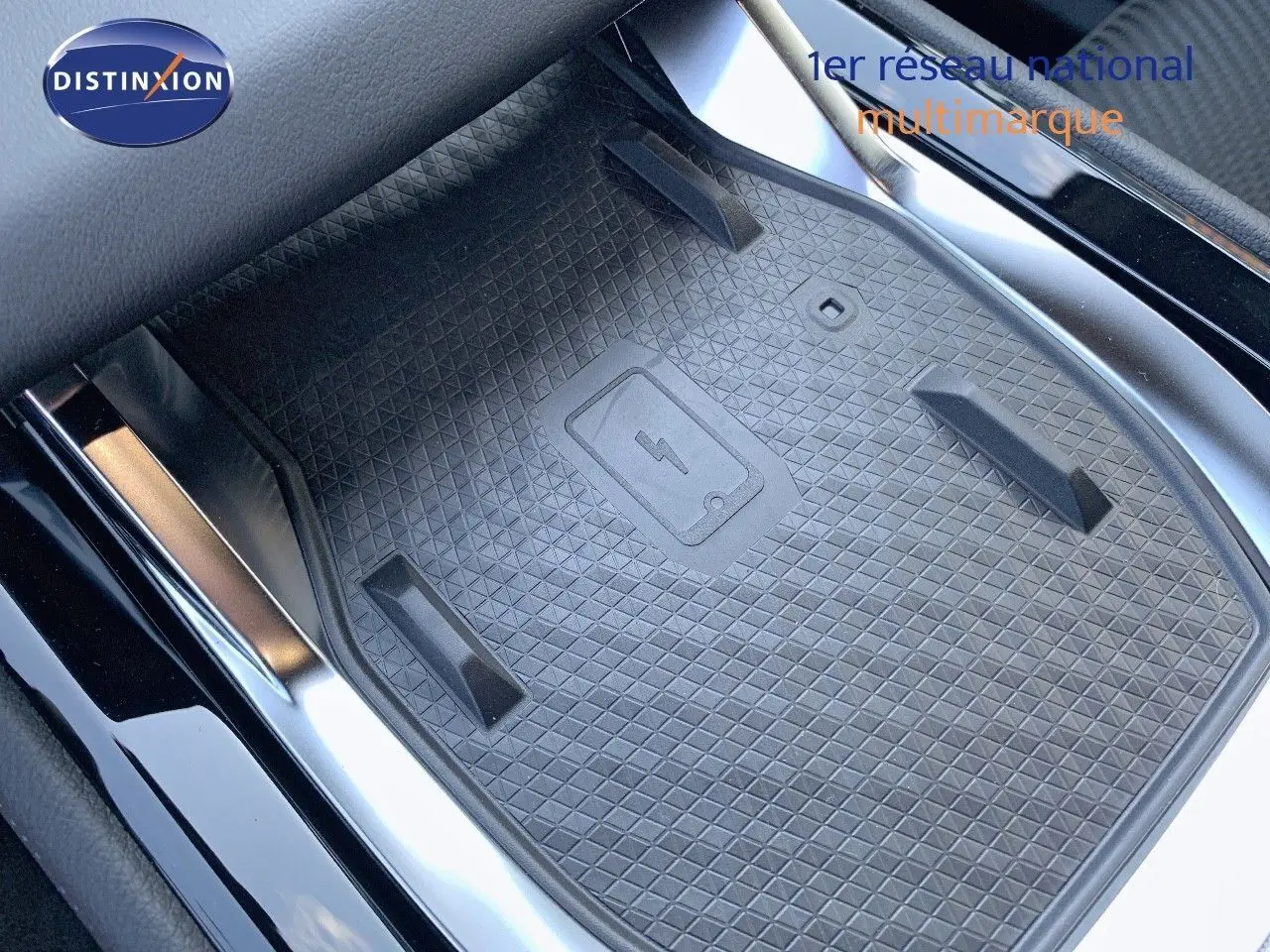 Plateau de recharge sans fil noir dans la console centrale du Renault Austral 2024 finition Iconic.