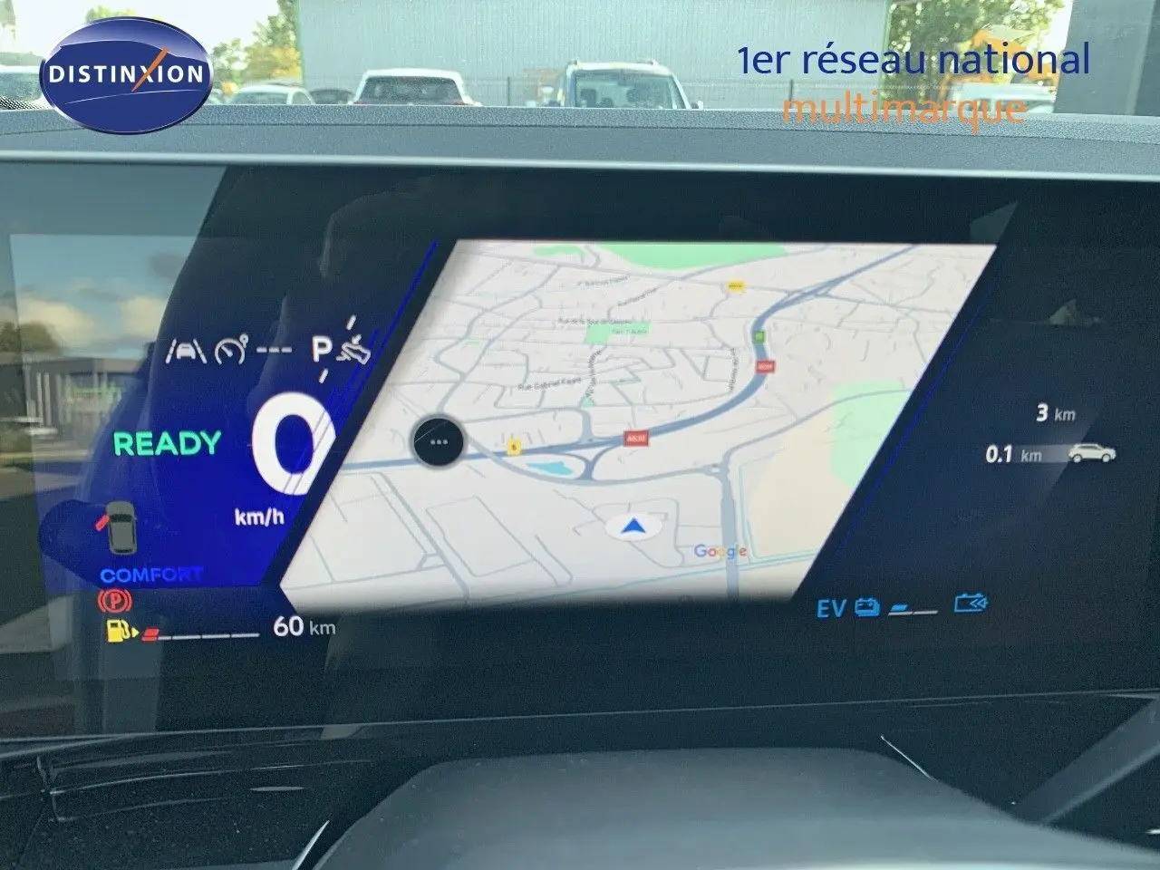 Tableau de bord numérique du Renault Austral 2024 montrant la navigation GPS et l'état prêt en mode hybride.