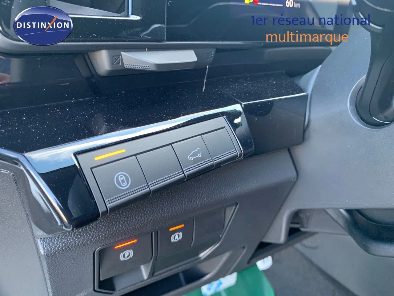 Gros plan sur les commandes du tableau de bord d'un Renault Austral blanc métal avec toit noir, version hybride 2024.