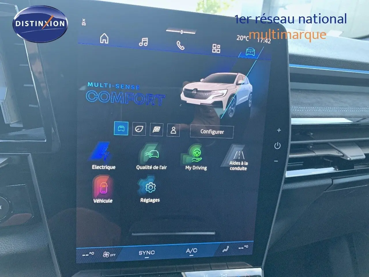 Écran tactile central affichant les réglages de confort du Renault Austral blanc métal avec toit noir, vue intérieure frontale.