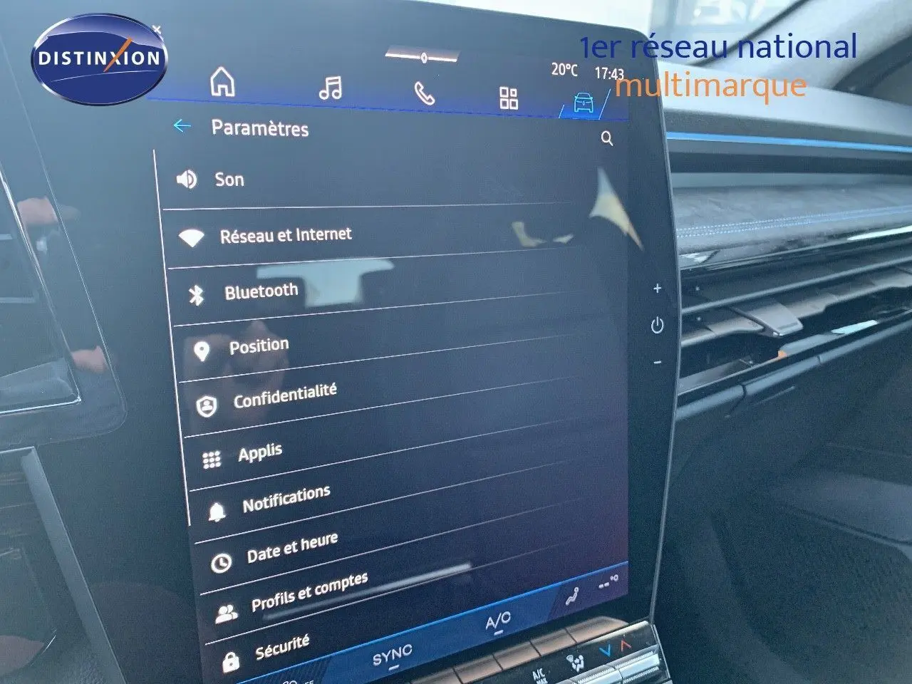 Écran tactile central du tableau de bord du Renault Austral 2024, affichant les paramètres de connectivité et de sécurité.