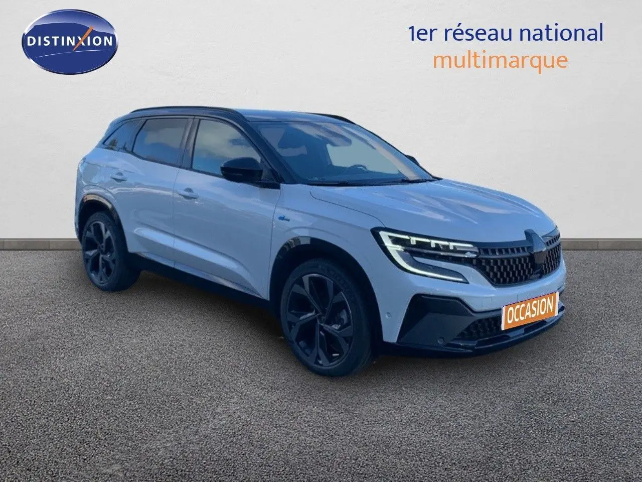 Renault Austral 2024 blanc métal avec toit noir, vue 3/4 avant droit, feux LED et jantes noires distinctives.