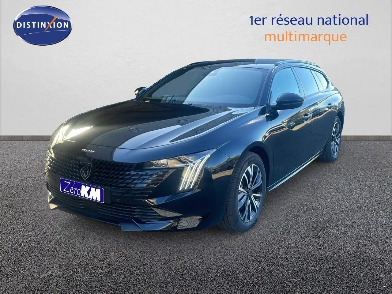 Peugeot 508 SW noir perla metal vue 3/4 avant droit avec calandre distinctive et feux LED allumés.