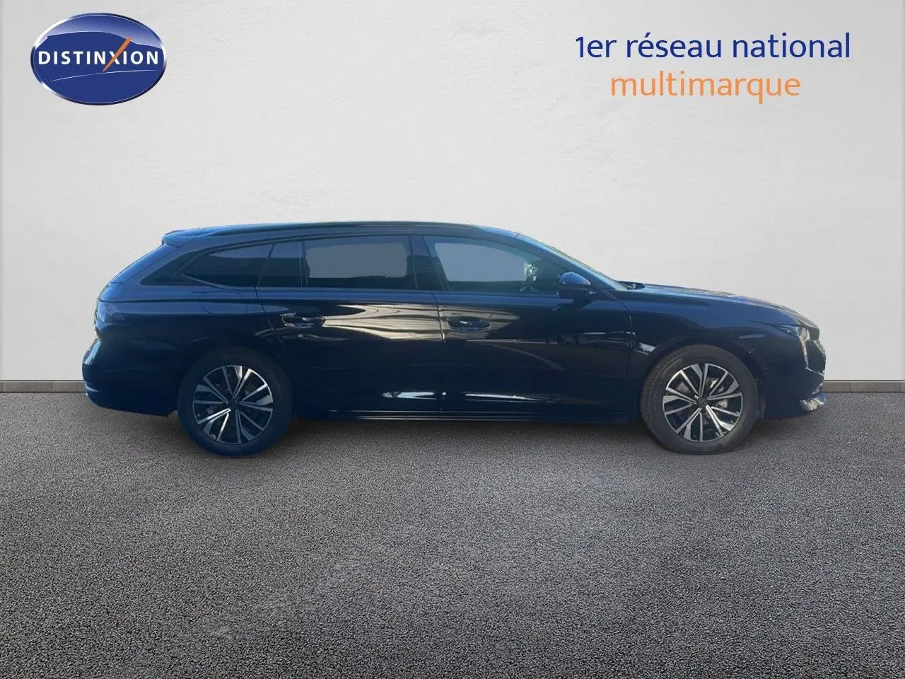 Peugeot 508 SW noir perla metal vue de profil côté gauche, soulignant ses lignes élégantes et ses jantes bicolores.