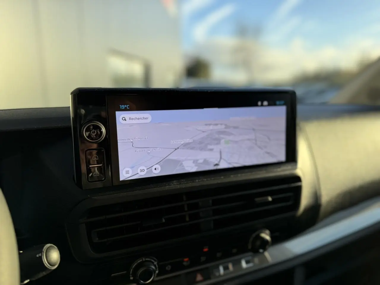Écran GPS tactile en plan rapproché sur le tableau de bord du Citroën Jumpy XL blanc Icy 2025.