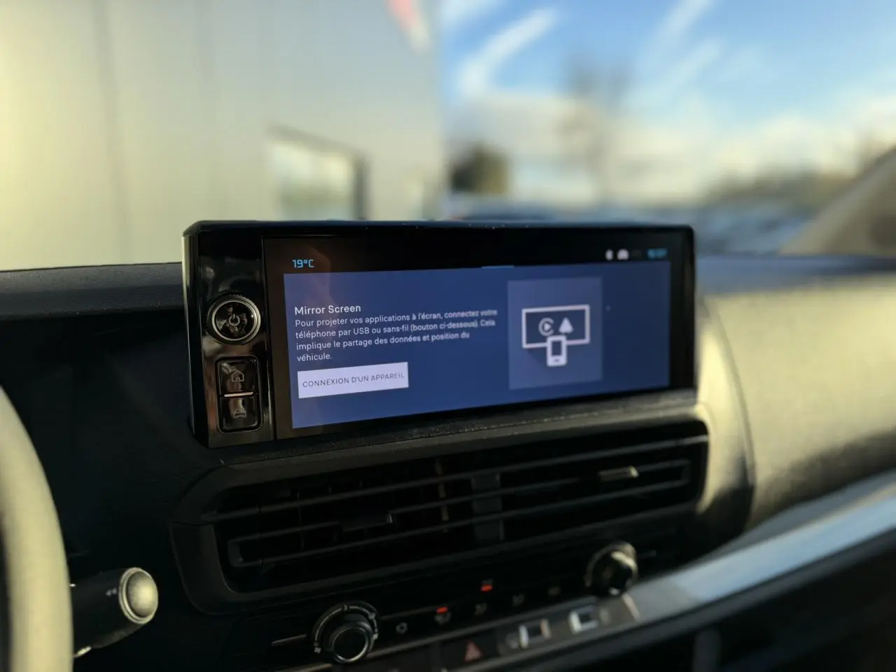 Écran tactile central affichant Mirror Screen dans l'habitacle du Citroën Jumpy XL blanc Icy, vue intérieure frontale.