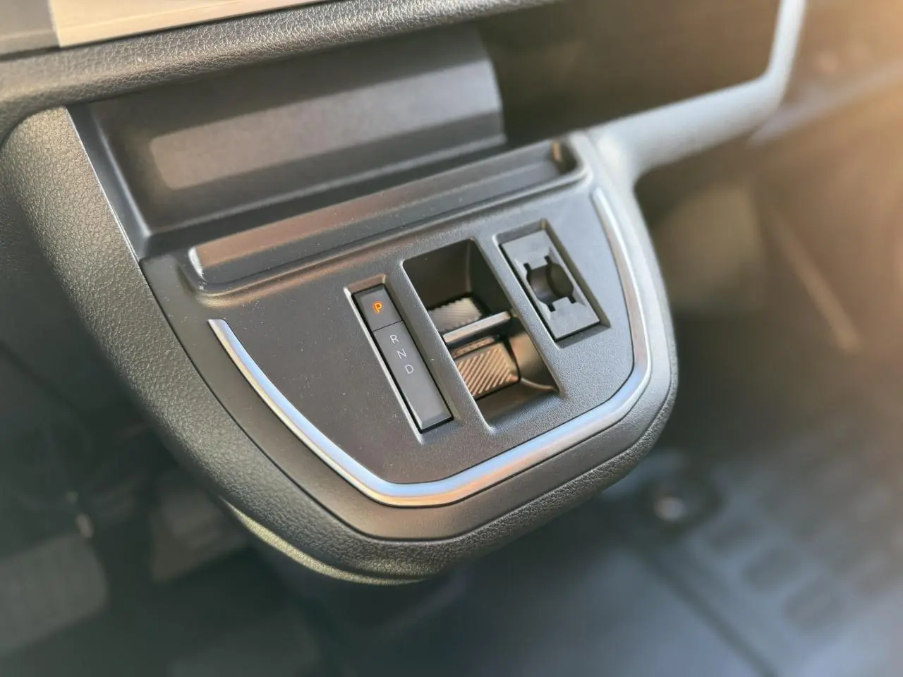 Gros plan sur la commande de boîte automatique du Citroën Jumpy XL blanc, avec levier et sélecteur de vitesses P-R-N-D.