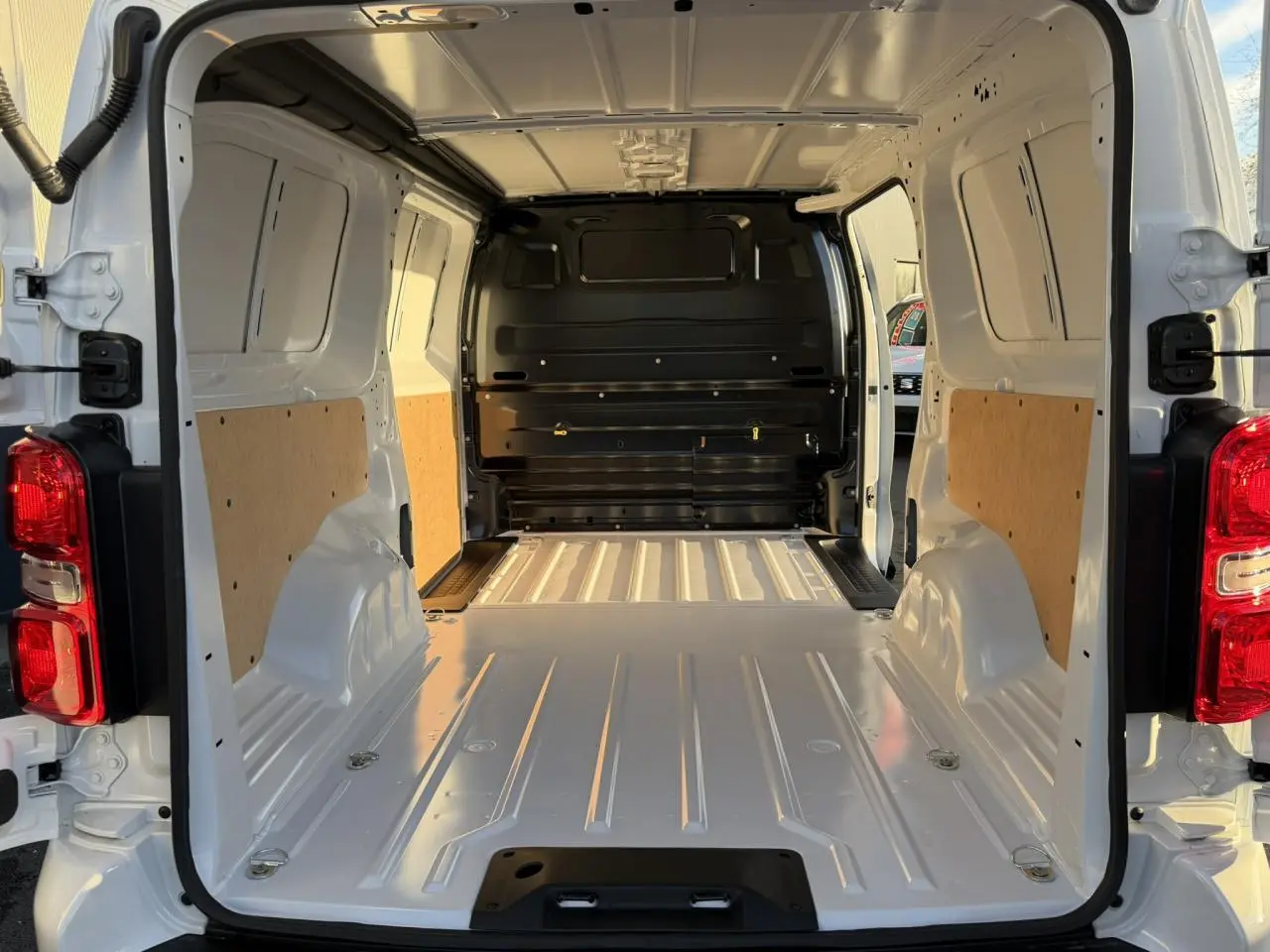 Vue arrière du Citroën Jumpy XL blanc Icy, montrant l'intérieur vide et spacieux du coffre tôlé.