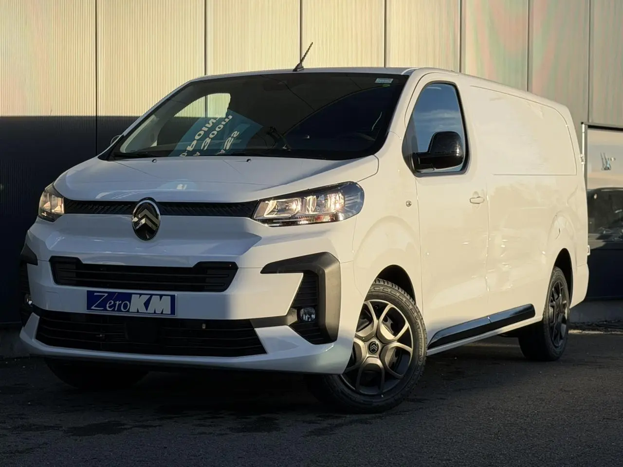 Vue 3/4 avant droite du Citroën Jumpy XL blanc Icy avec boucliers et coques de rétroviseurs noirs Perla Nera.