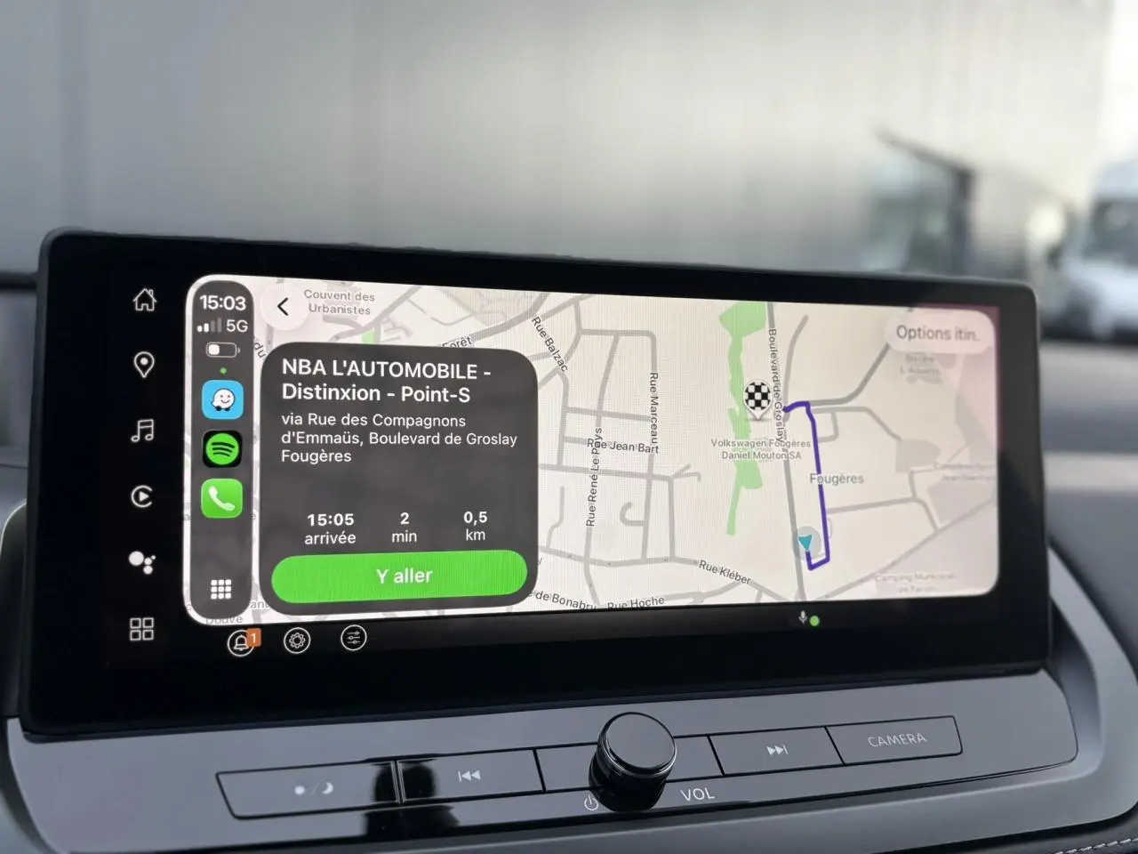 Écran tactile intérieur du Nissan Qashqai gris Ceramic affichant la navigation avec itinéraire et applications connectées.