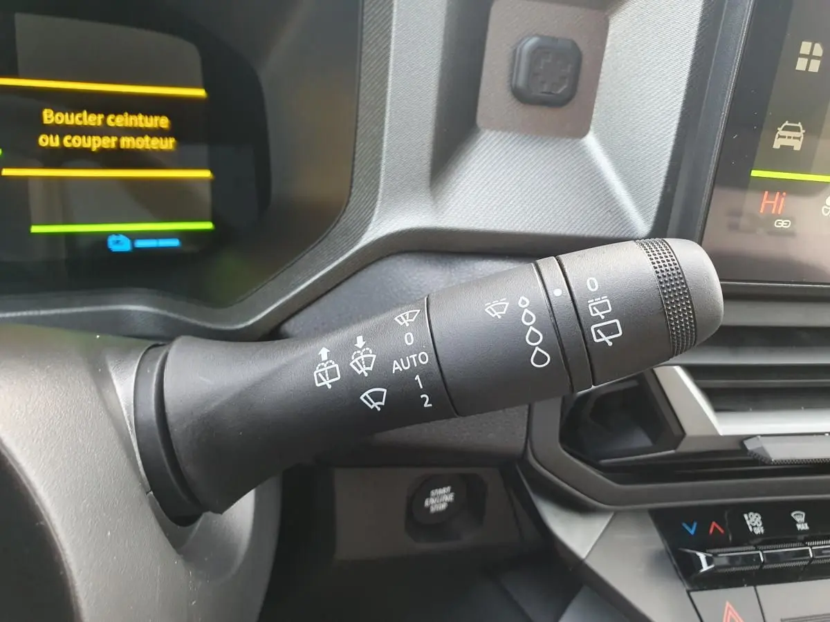 Gros plan sur la commande d’essuie-glace du tableau de bord du Dacia Bigster 2026 bleu indigo.
