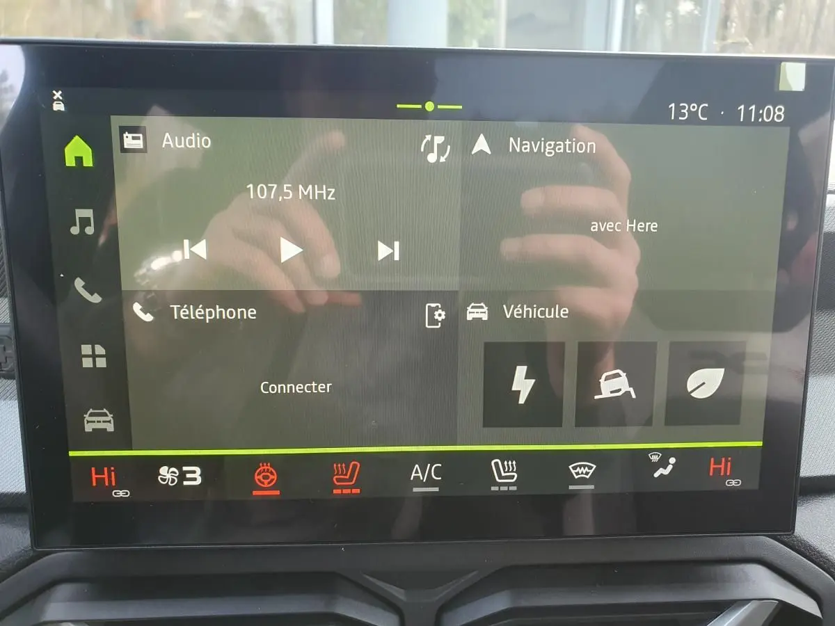 Écran tactile central du tableau de bord du Dacia Bigster 2026 avec interface multimédia et climatisation affichée.