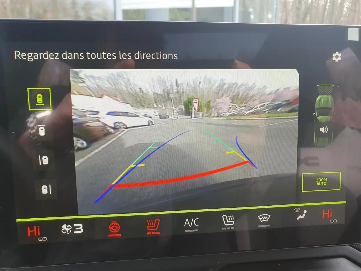 Affichage caméra de recul du Dacia Bigster 2026 en bleu indigo, vue arrière avec lignes de guidage colorées.