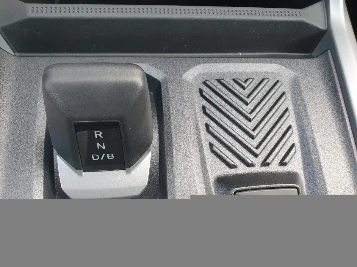 Gros plan sur le levier de vitesses automatique noir et gris du DACIA BIGSTER 2026, intérieur moderne et texturé.