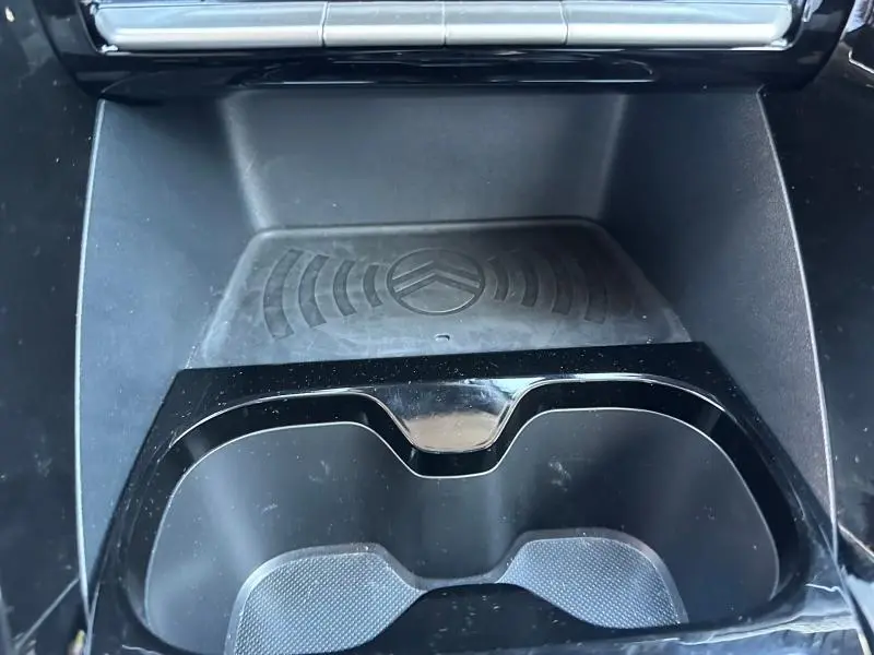Gros plan intérieur sur le compartiment de rangement et porte-gobelets noirs du Citroën C3 1.2 Turbo 100ch MAX 2025.