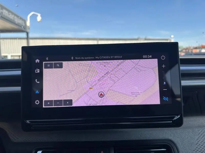 Écran tactile central affichant la navigation GPS dans l'habitacle d'une Citroën C3 noire, vue de face.