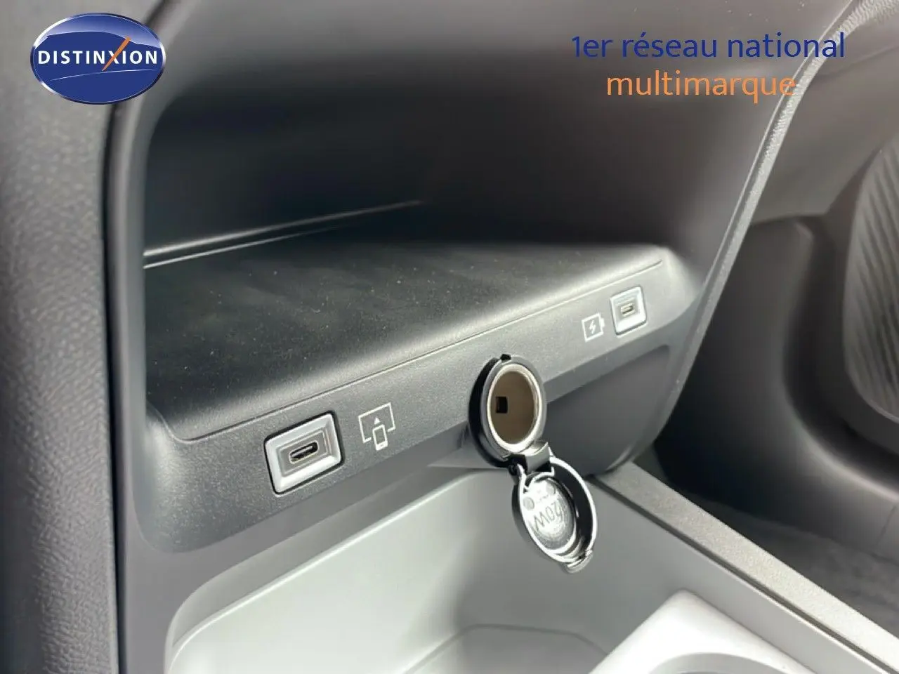 Vue intérieure du coffre à accessoires avec prises USB et allume-cigare du Citroën C5 Aircross noir Perla Nera 2026.