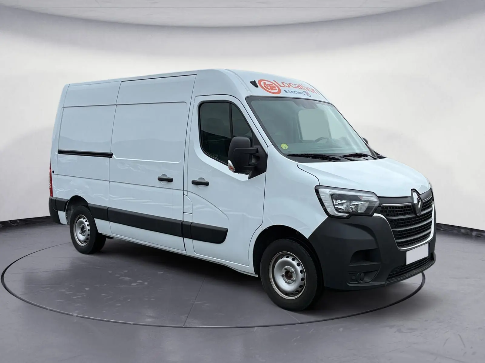 Renault Master blanc en vue 3/4 avant droit, fourgon utilitaire avec pare-chocs noir et logo sur pare-brise.