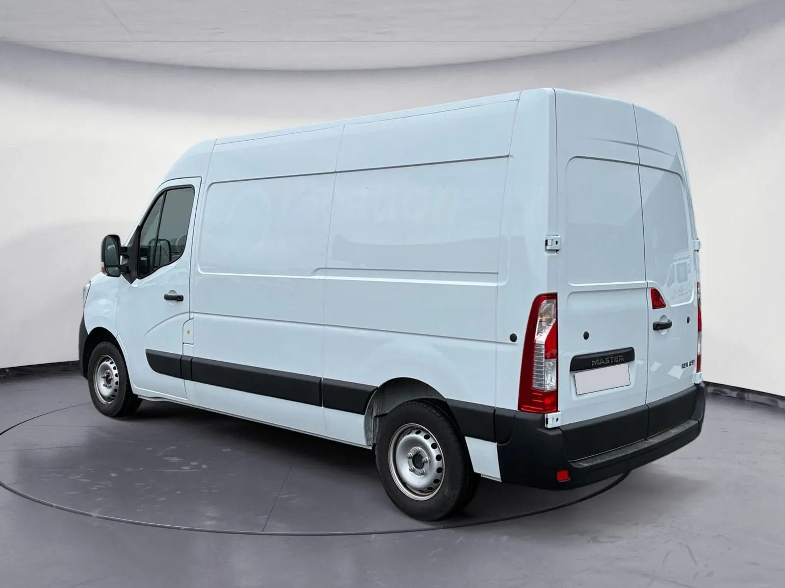 Renault Master blanc en vue 3/4 arrière droit, fourgon utilitaire L2H2 avec bandeau noir latéral et feux arrière verticaux.