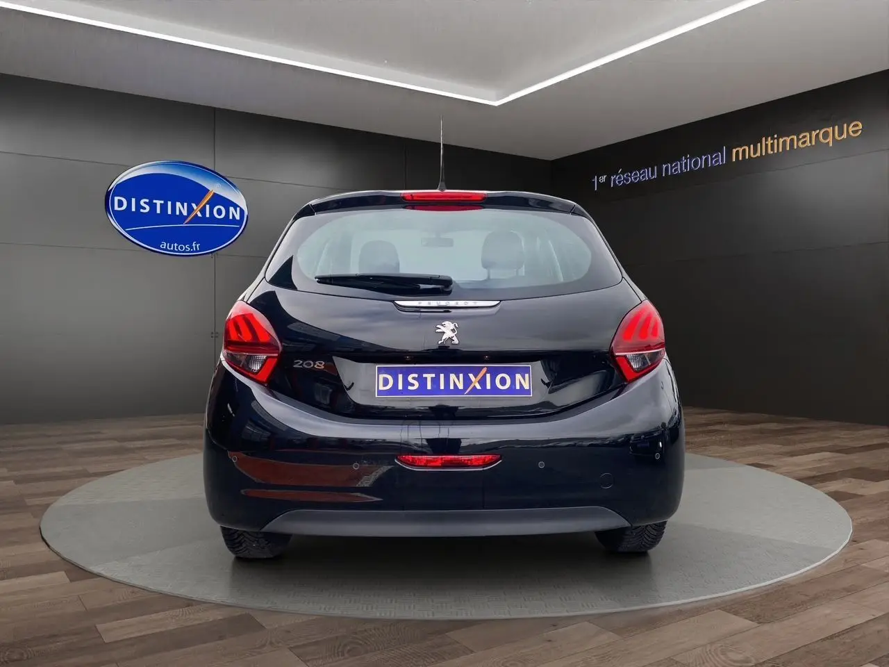 Vue arrière d'une Peugeot 208 Affaire Premium Pack noire, avec radar de recul visible sur le pare-chocs.