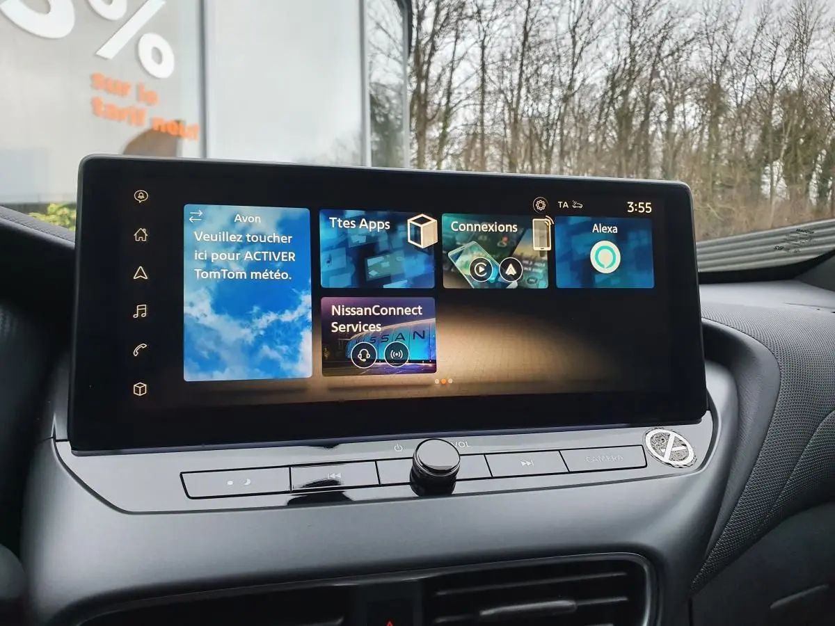 Écran tactile 12,3'' du système NissanConnect dans l'habitacle du Nissan Juke gris céramique, vue de face.