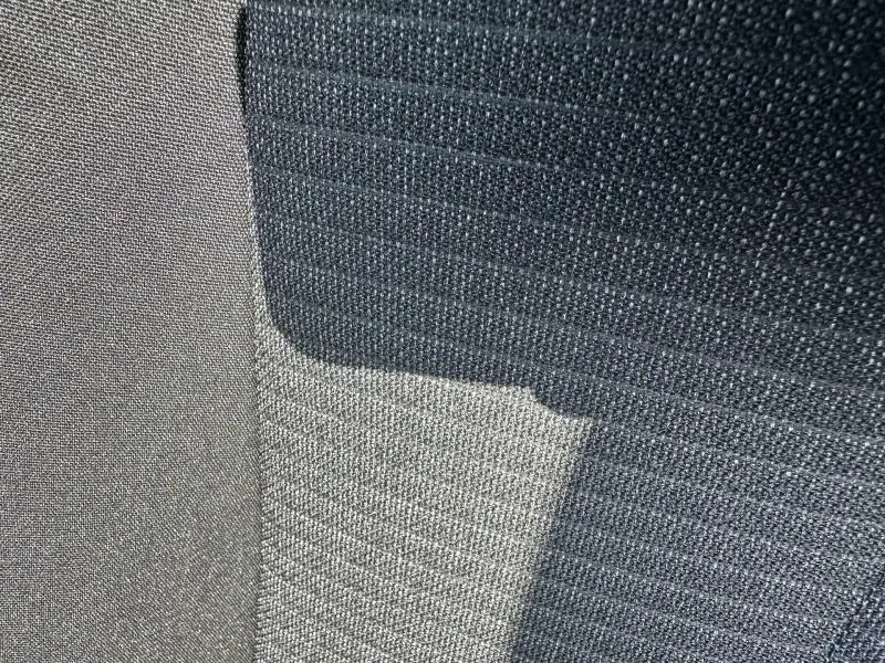 Gros plan sur le tissu de la banquette arrière gris et noir de la Peugeot 308 2025 finition Style.