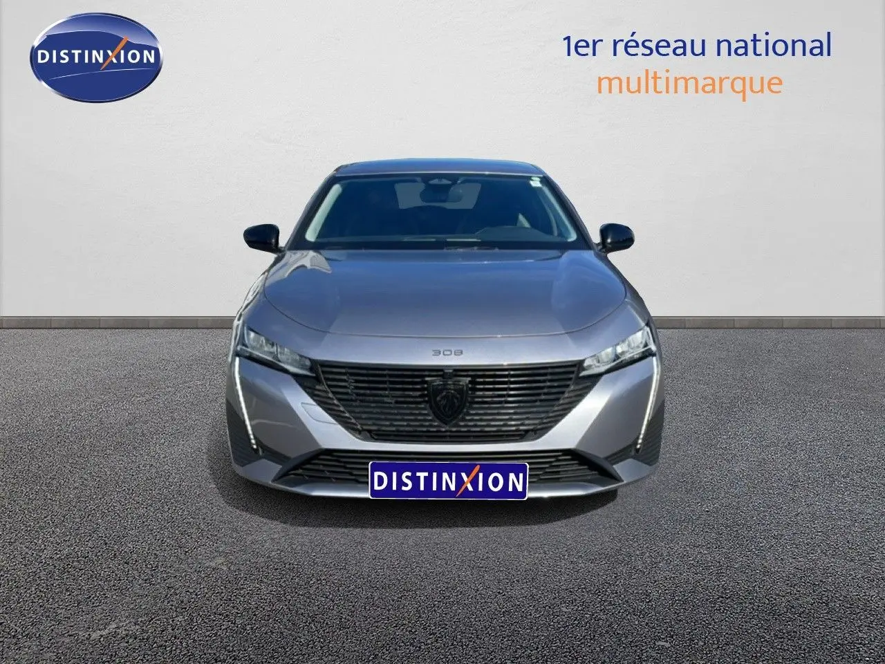 Vue avant d'une Peugeot 308 SW hybride gris Artense métal, avec calandre noire et phares LED fins.