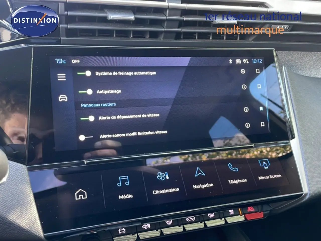 Écran tactile central du tableau de bord de la Peugeot 308 SW Hybrid 2025, affichant les réglages d’aide à la conduite.