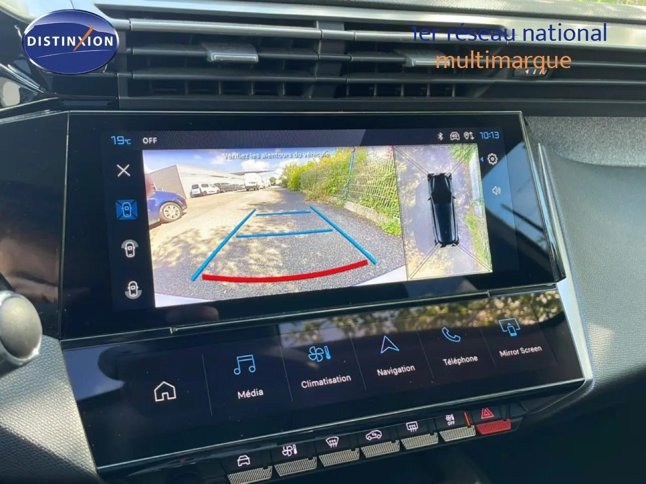 Écran tactile intérieur montrant la caméra de recul et vue à 360° du Peugeot 308 SW gris Artense hybride 2025.