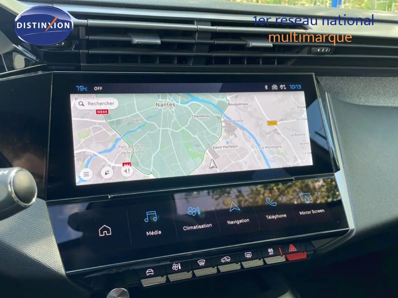Écran tactile central affichant la navigation dans l’habitacle gris noir d’une Peugeot 308 SW Hybrid 2025.