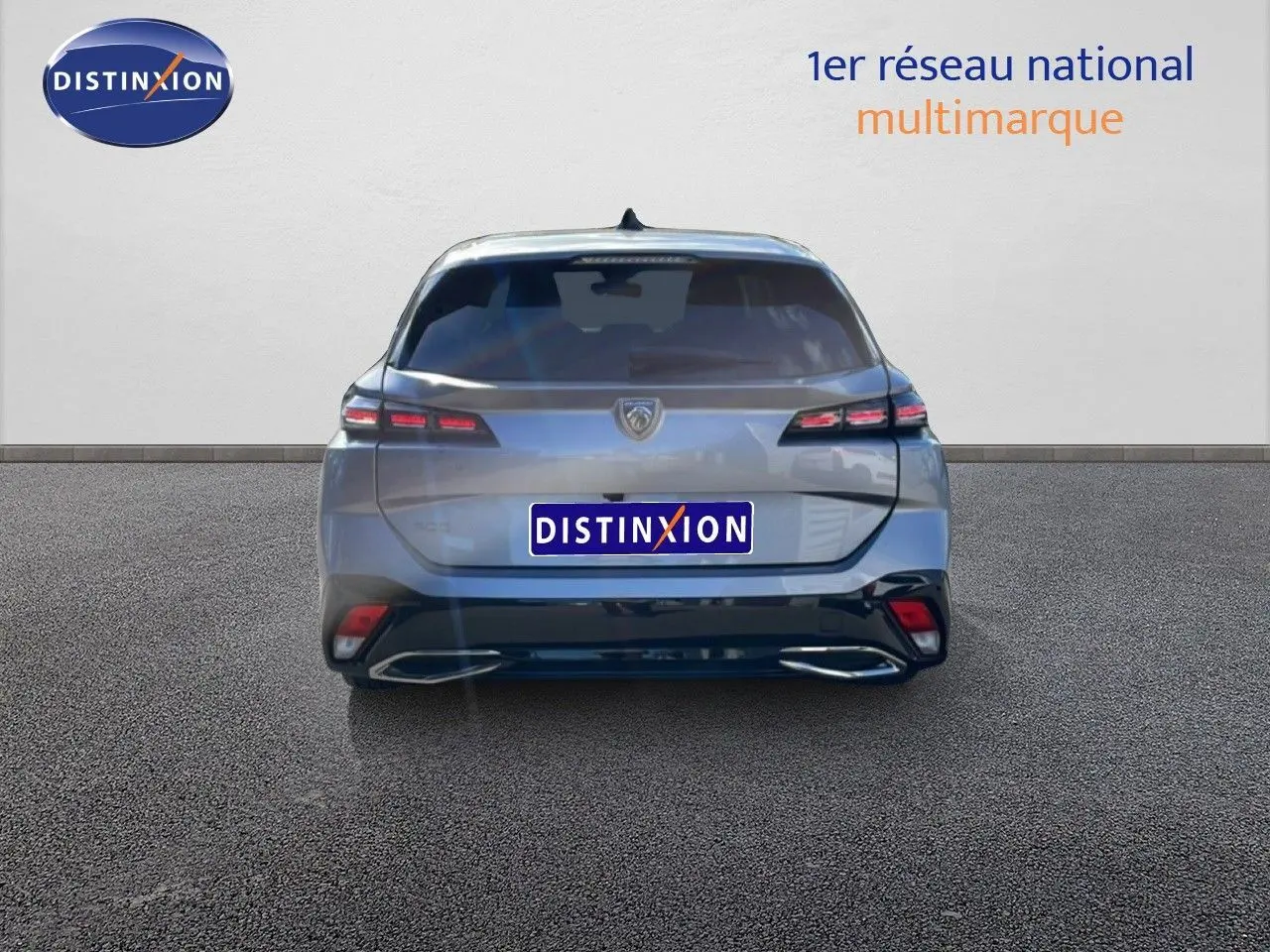 Vue arrière d'une Peugeot 308 SW Hybrid gris Artense métal, avec feux arrière LED et double sortie d'échappement intégrée.