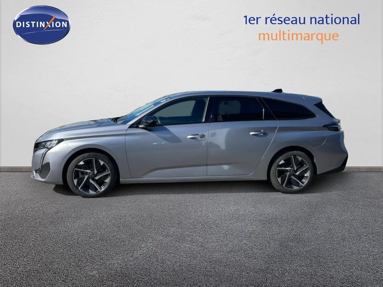 Peugeot 308 SW Hybrid gris Artense métal vue de profil côté gauche, avec jantes alliage et lignes fluides.